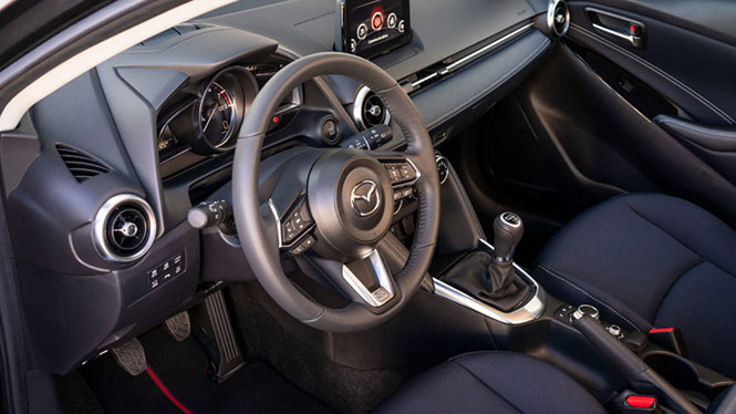 Mazda 2 Cockpit in grau