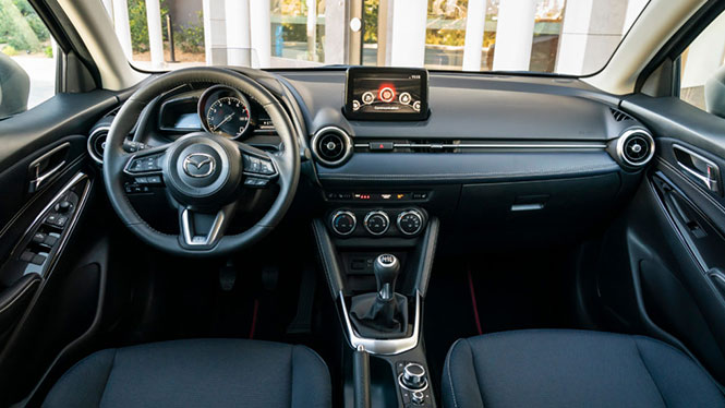 Mazda 2 Innenausstattung Infotainment und Mittelkonsole