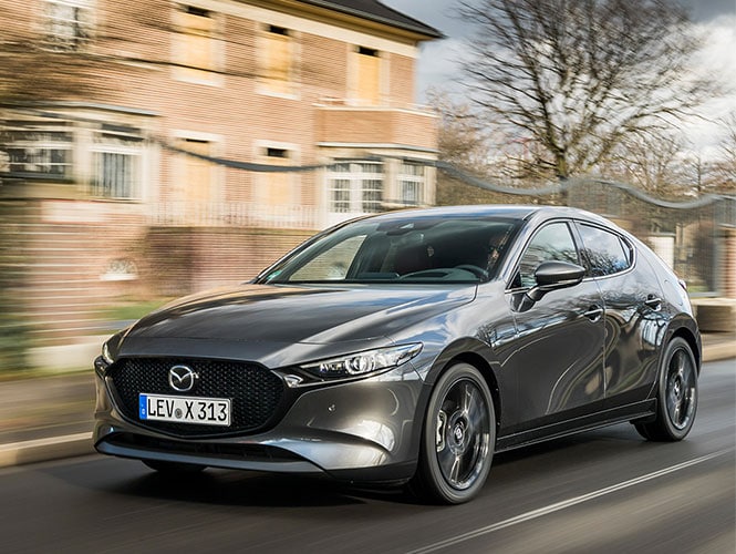 Mazda 3 in grau während der Fahrt Frontaufnahme