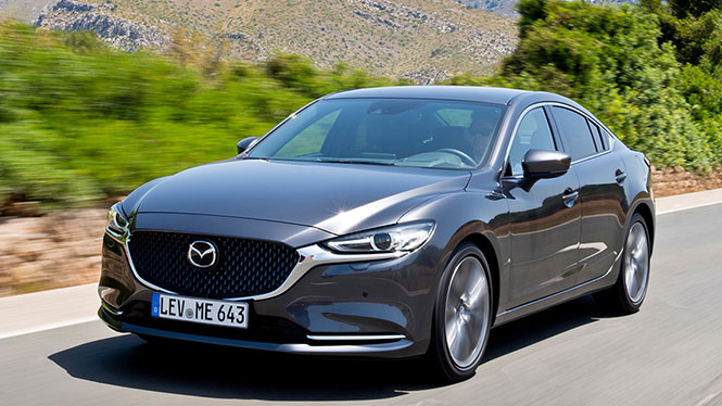 Mazda 6 Gebrauchtwagen in grau während der Fahrt