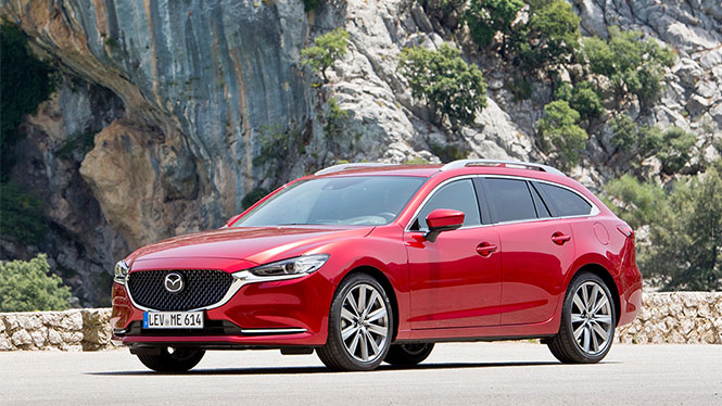 Mazda 6 Gebrauchtwagen in rot vor einem Felsen