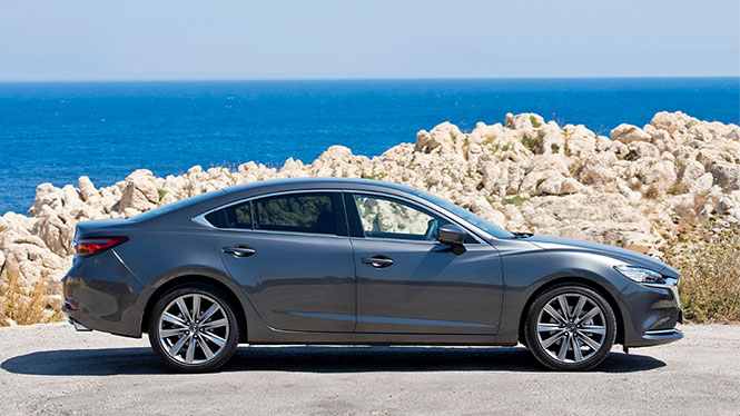 Mazda 6 Neuwagen in grau am Wasser