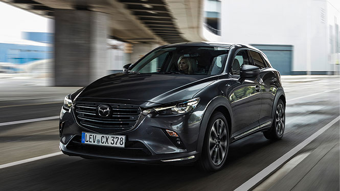 Mazda CX-3 Neuwagen in grau während der Fahrt