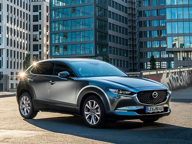 Mazda CX-30 Gebrauchtwagen in grau von schräg vorne 