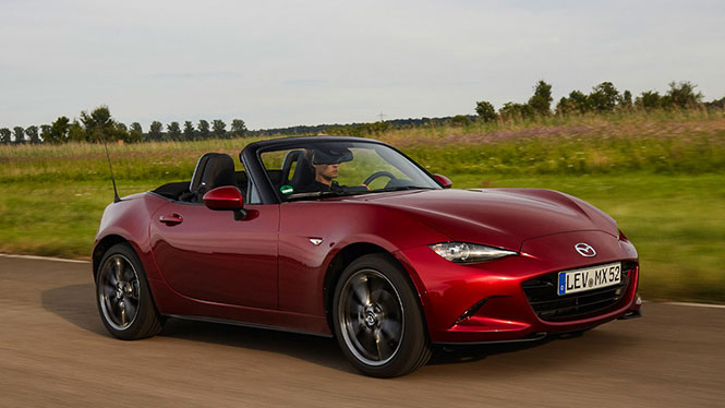 Mazda MX-5 Gebrauchtwagen in rot von schräg vorne