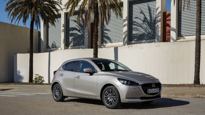 Der neue Mazda 2 2022 in Platinum Quartz Metallic 