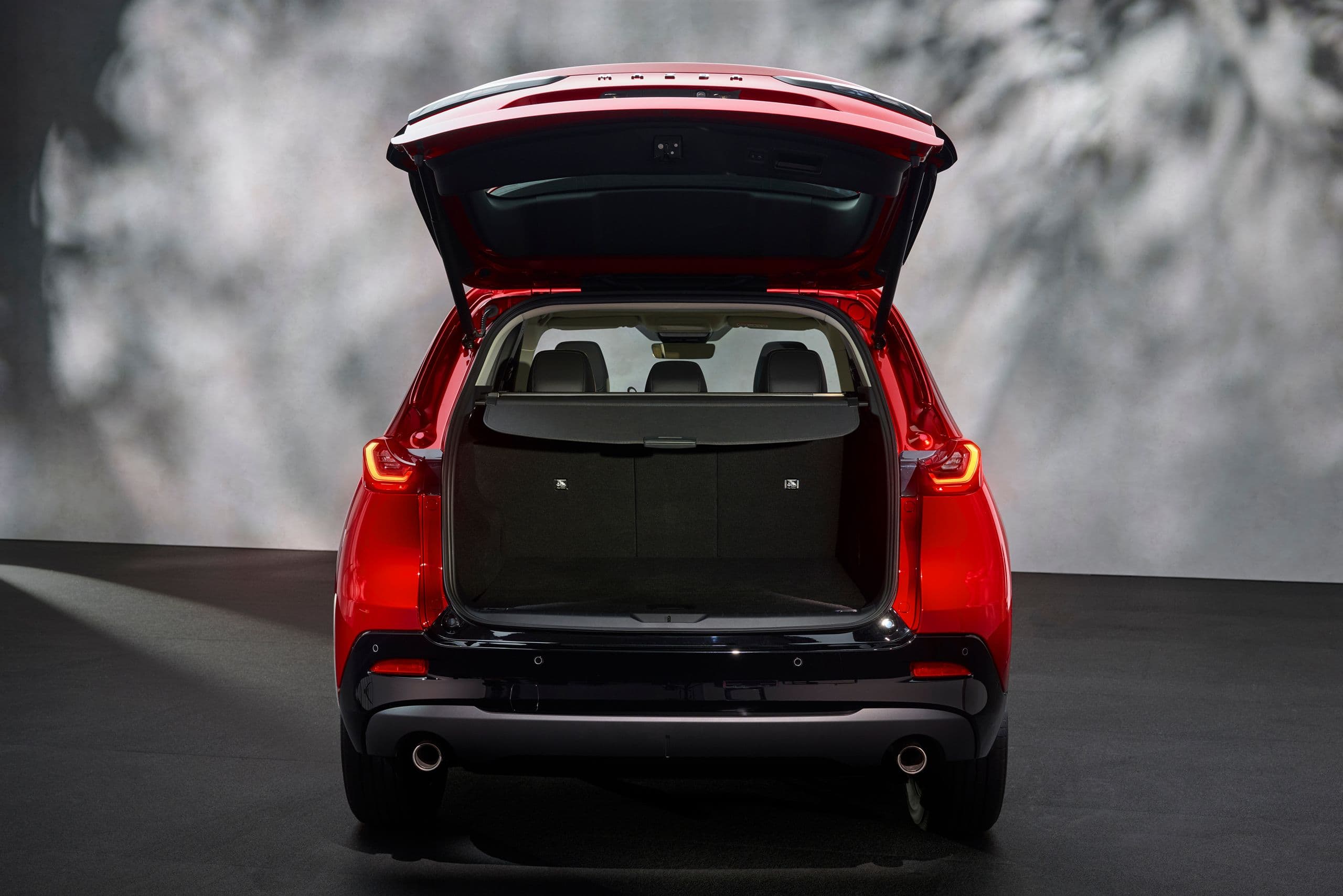 Heckansicht des Mazda CX-5 2026 in der Farbe Soul Red Crystal mit geöffneter Kofferraumklappe – dynamisches SUV-Design und großzügiger Stauraum auf einen Blick.