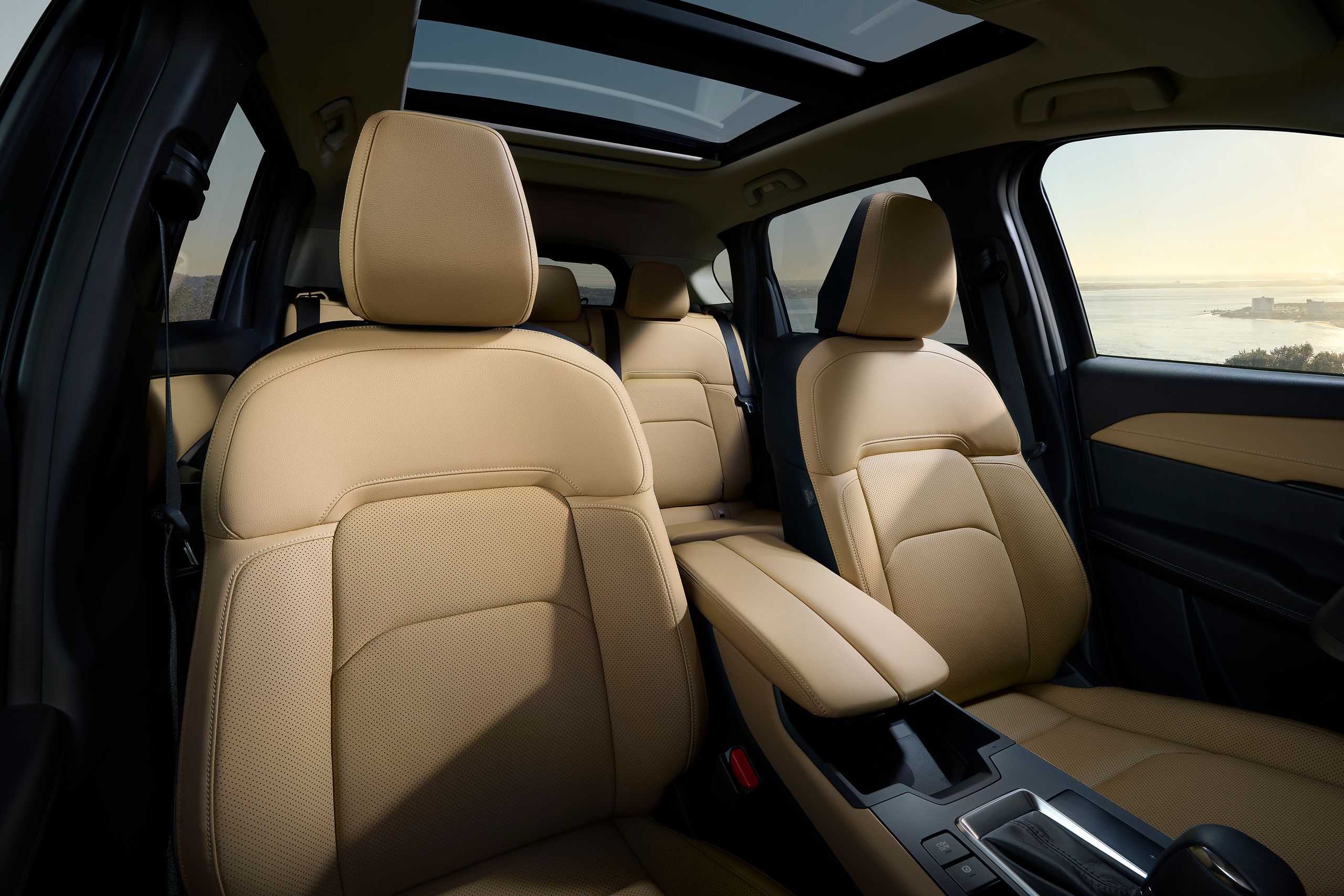 Innenraum des Mazda CX-5 2025 in der Ausstattungslinie Homura mit schwarzem Lenkrad, zweifarbigem Cockpit in Beige und Schwarz sowie großem Infotainment-Display