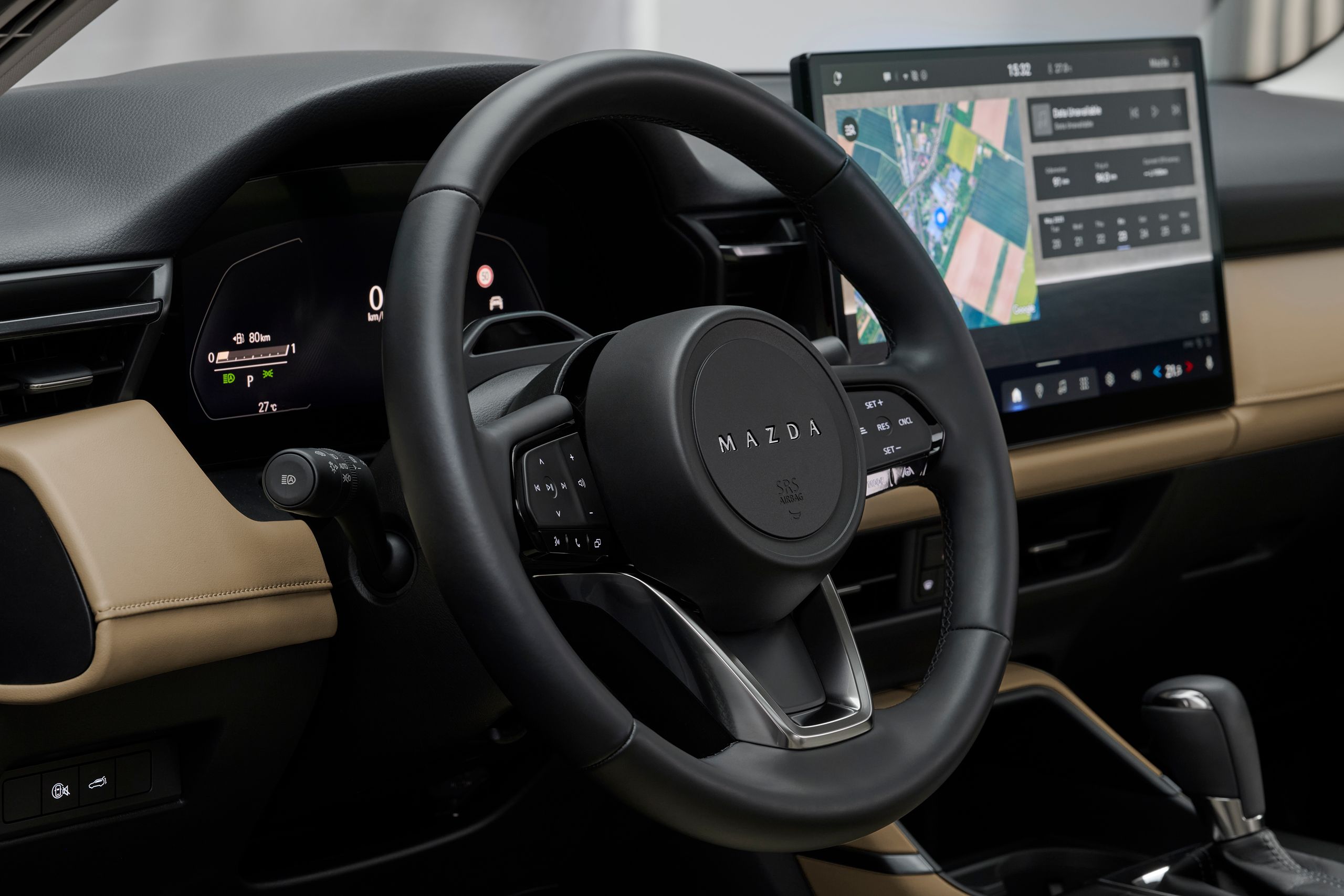 Cockpitansicht des Mazda CX-5 2026 in der Ausstattungslinie Homura mit Multifunktionslenkrad, großem Zentraldisplay und hochwertiger Zwei-Ton-Innenausstattung – sportlich-elegantes Design.