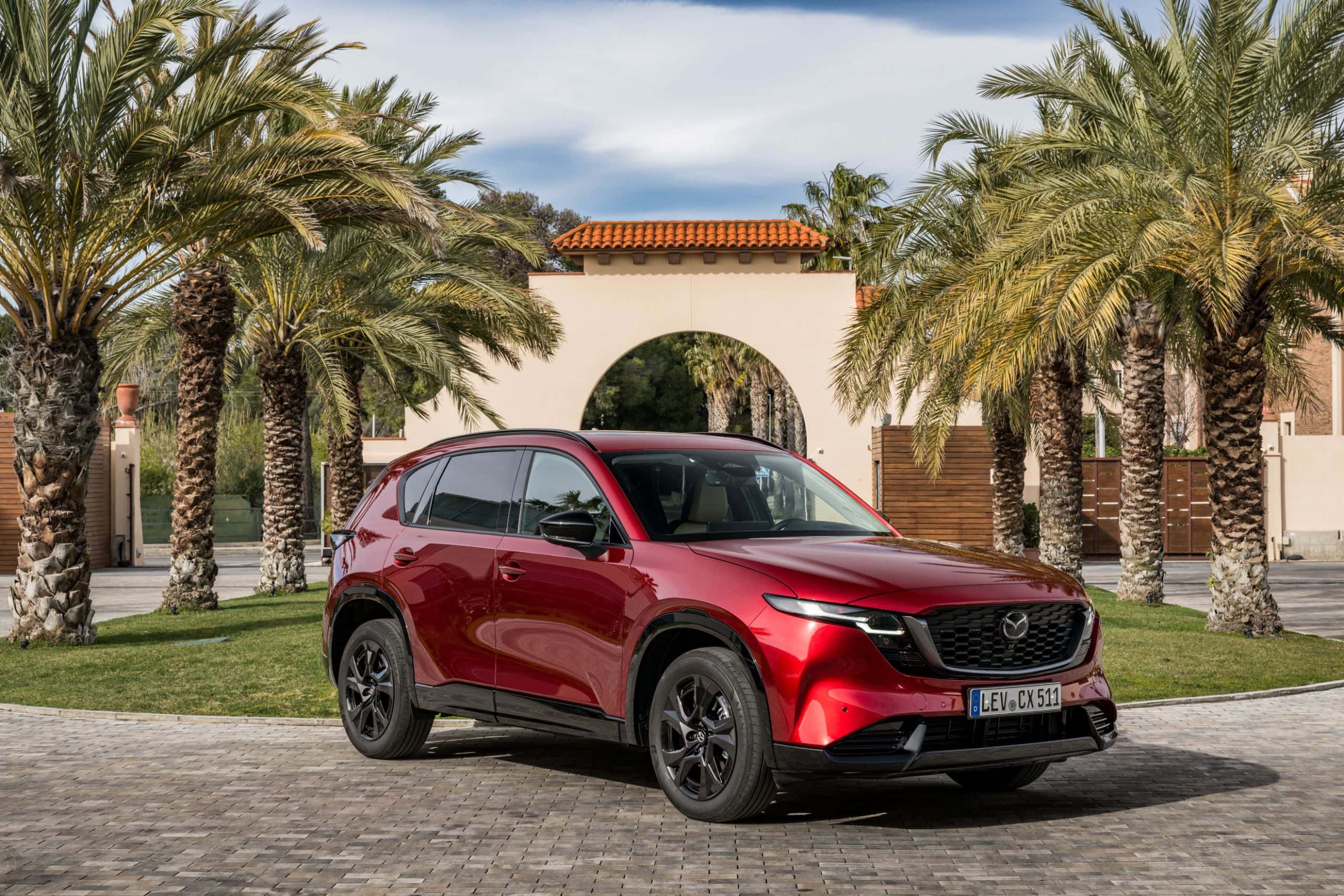 Mazda CX-5 2026 in Rot als SUV Außenansicht vor mediterraner Architektur und Palmen