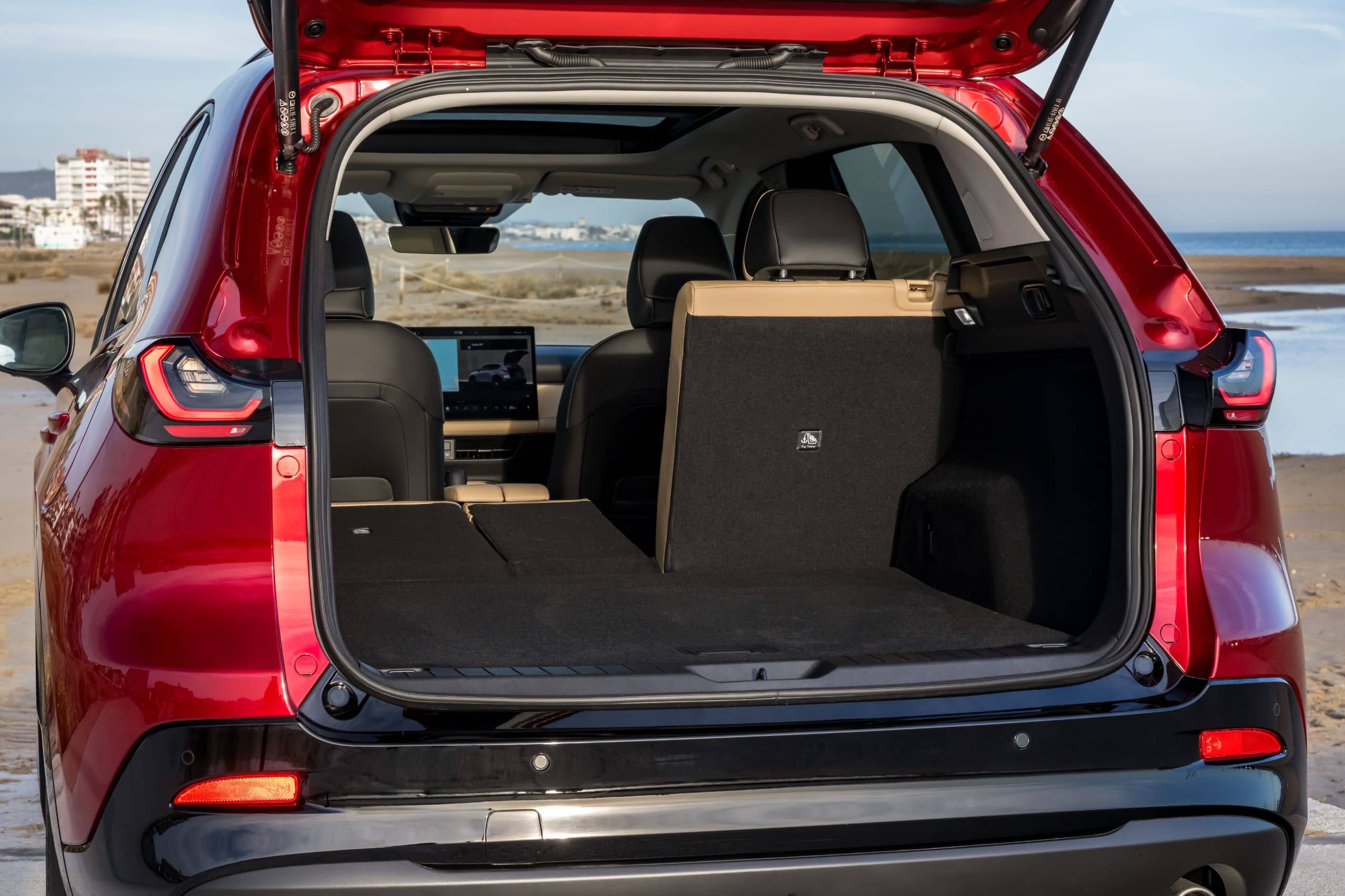 Mazda CX-5 2026 Kofferraum mit umgeklappter Rückbank und großem Ladevolumen
